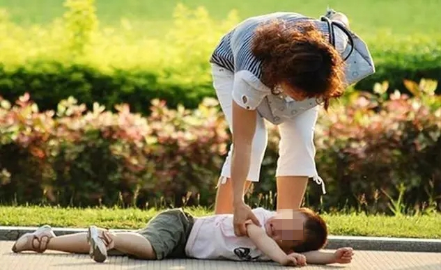 3岁孩子摔倒磕到前脑门怎么办,3岁小孩摔倒磕到头走路头疼