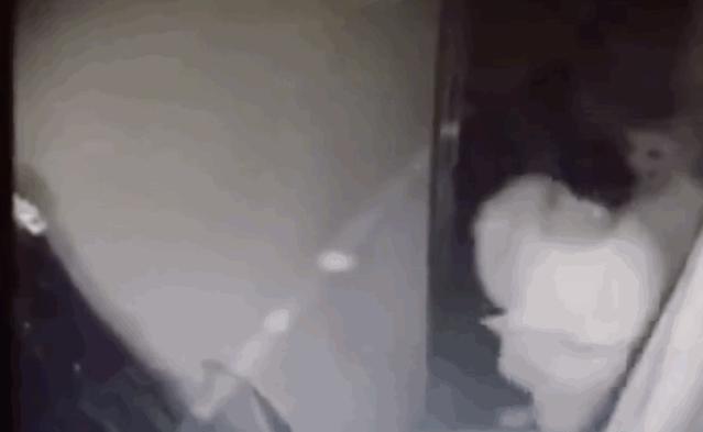 去鬼屋都被吓晕了,去鬼屋玩把工作人员给吓到