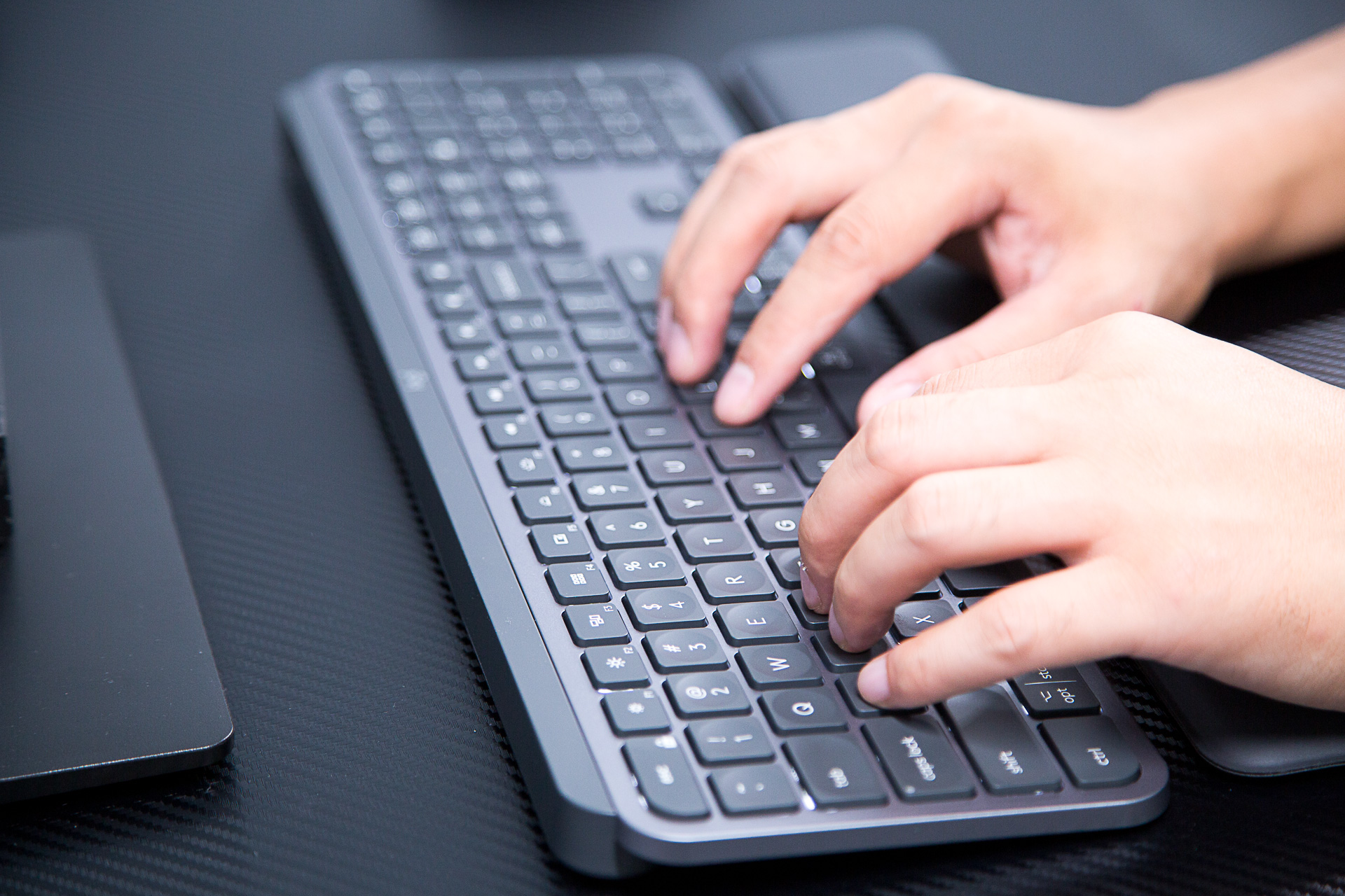 罗技mxmaster2s和3,罗技MXKeys无线键盘