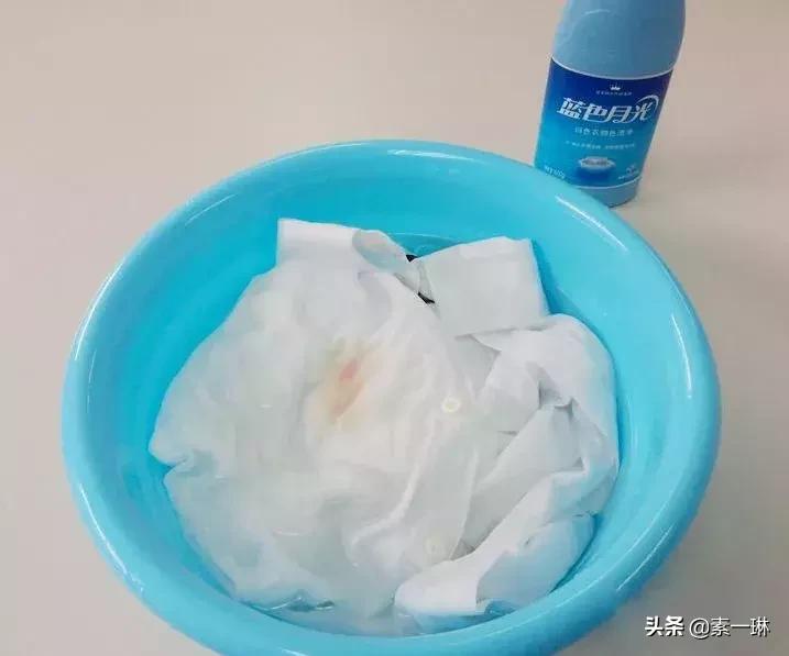 白衬衫t恤发黄,白色衬衫一年没穿发黄怎么办
