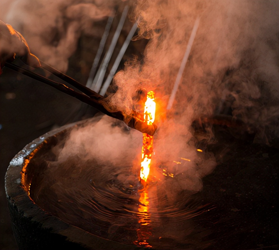 汽车涉水后引擎盖一直冒白烟，这是怎么回事？