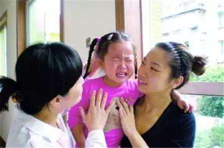 幼儿园小朋友受伤怎么安慰家长,孩子幼儿园意外受伤家长要求赔偿