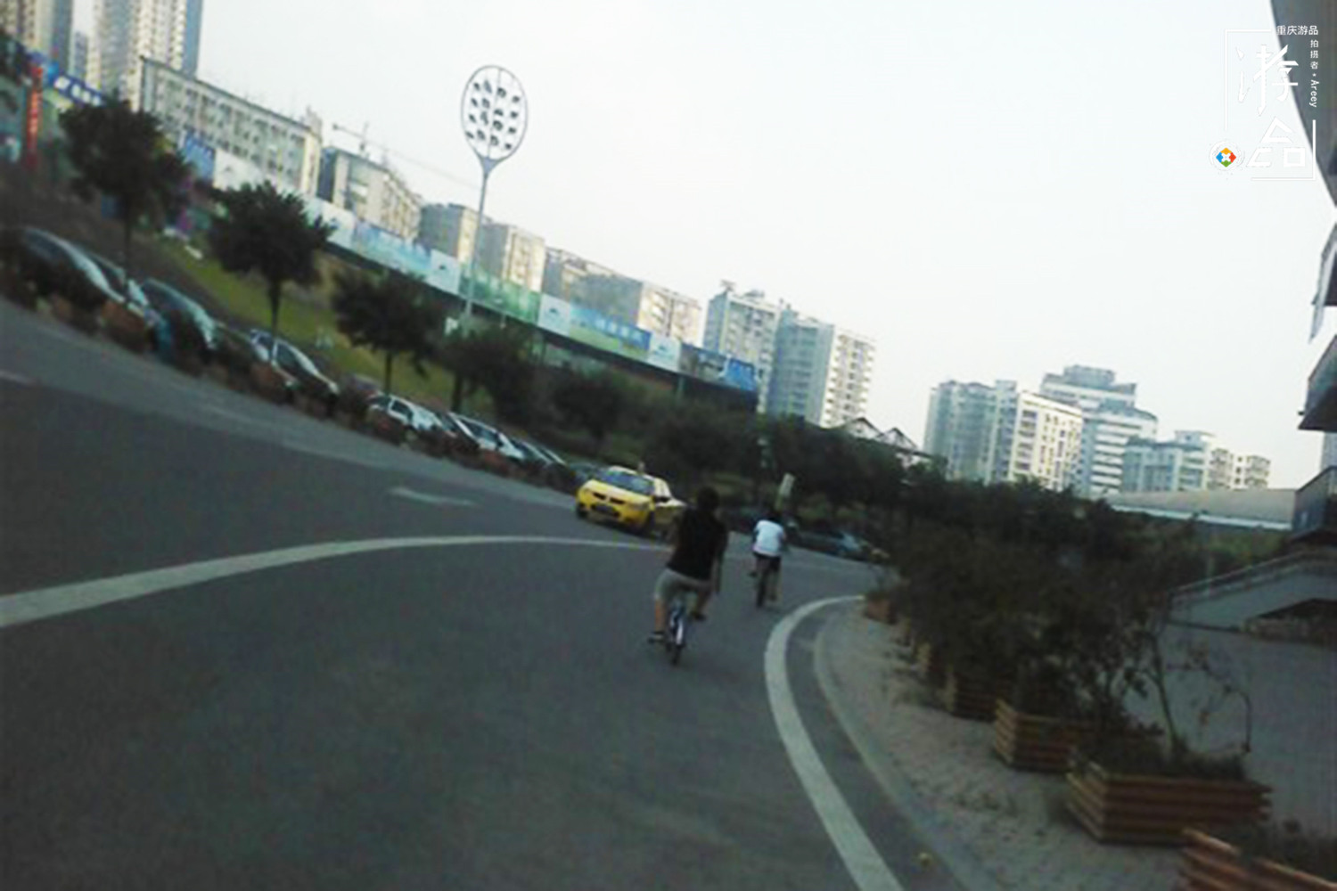 因为大街上看不见自行车，所以重庆人不会骑？你也太小看我们了吧