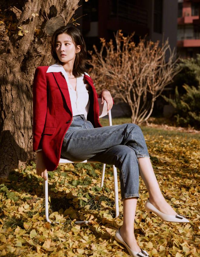 山花浪漫不及眉间一点朱砂，万千颜色都不如红色艳丽好穿搭