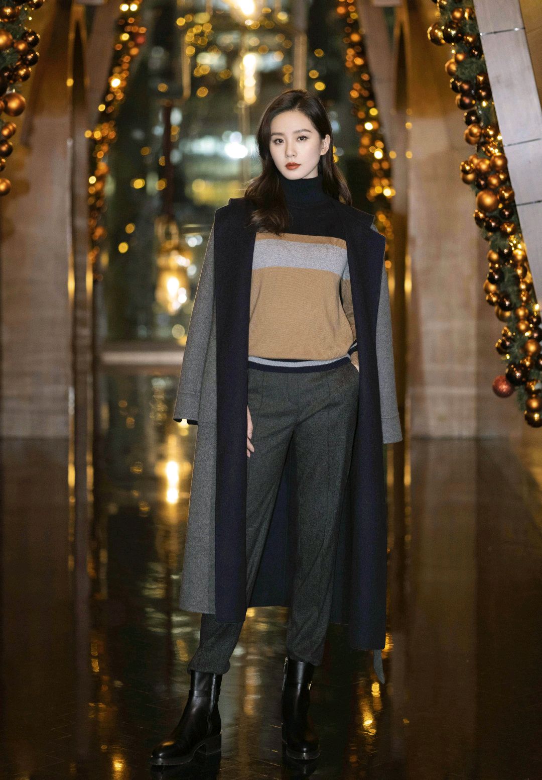 张俪穿西装外套内搭衬衫贝雷帽,张俪穿一身黑色look帅气洒脱