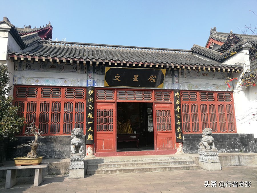 历史上被誉为宰相之杰的张居正是江陵人，他的故居就在荆州古城