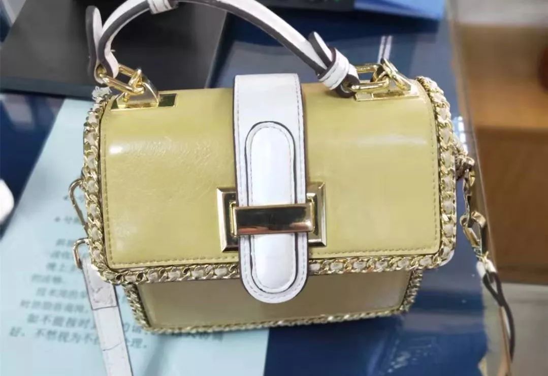 女学员挂科崩溃大哭,女学员挂科崩溃