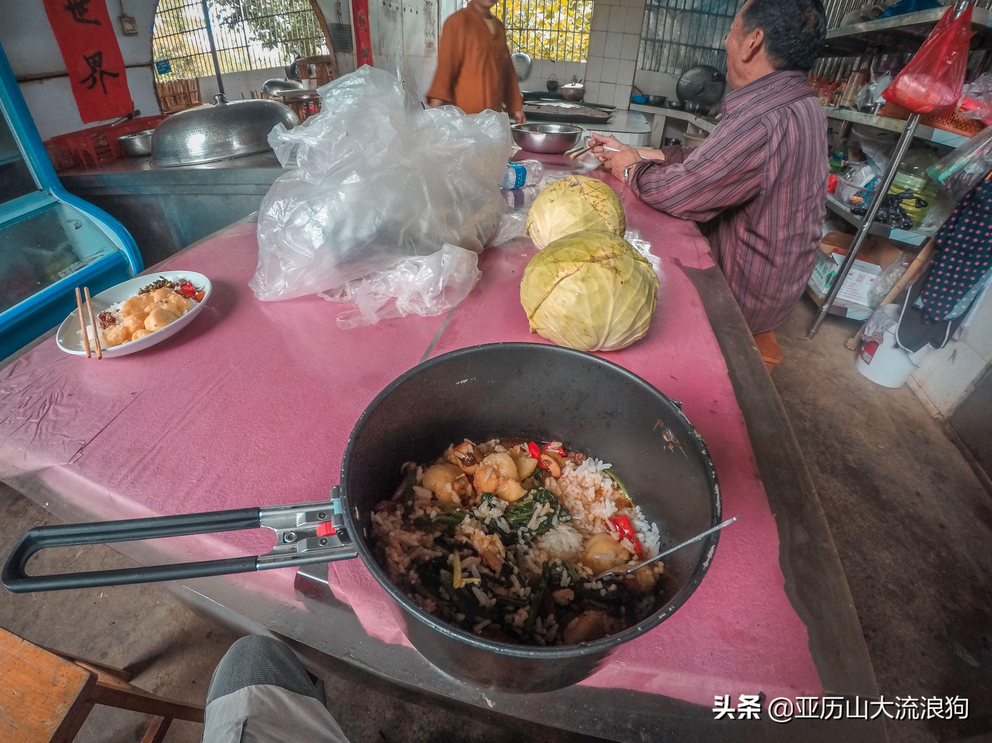 中缅边境的佛寺,旅途中遇到藏区僧人