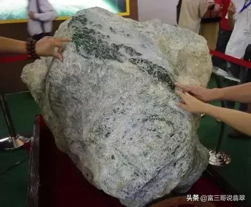 1600万2.25公斤翡翠原石,云南瑞丽翡翠原石正在直播