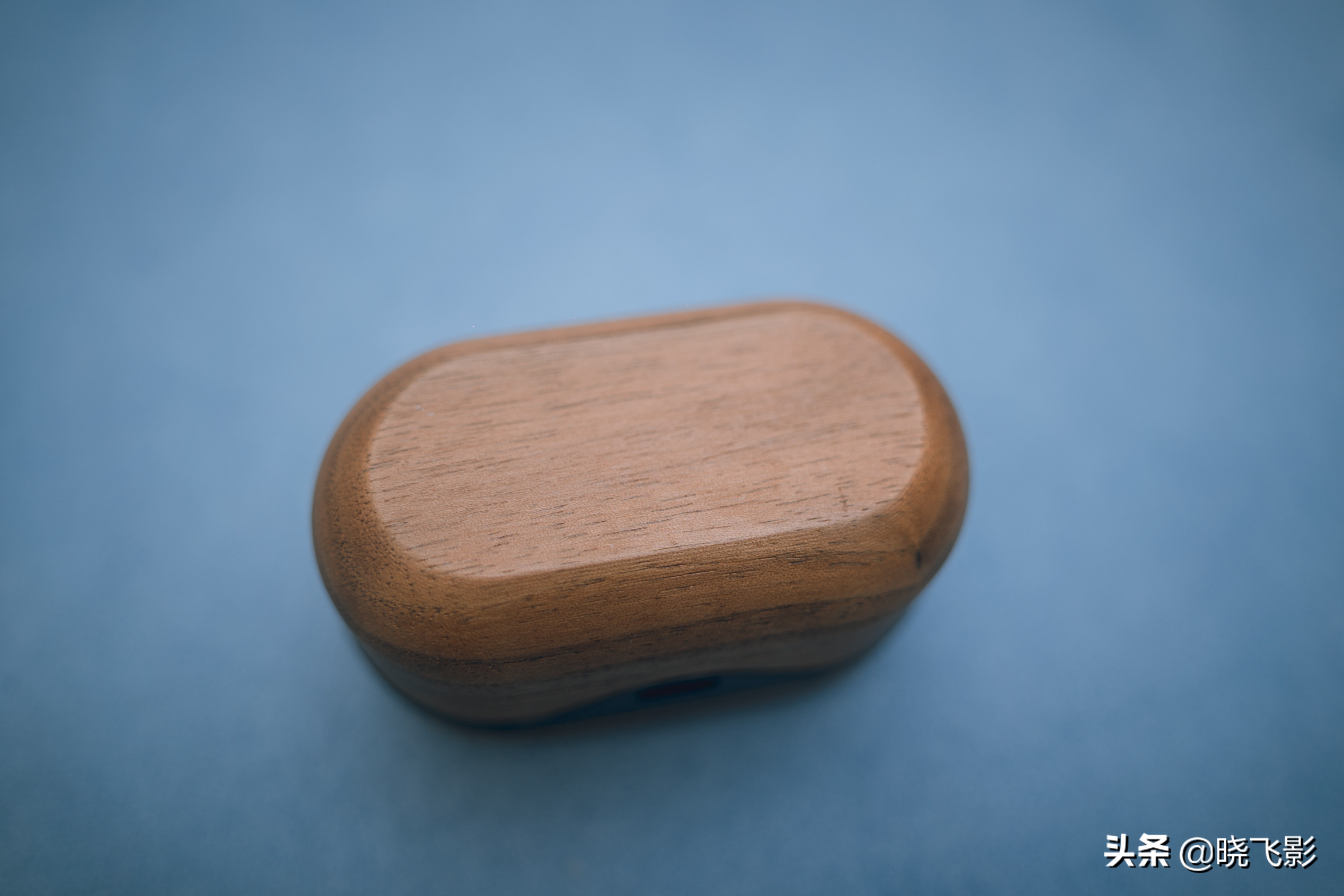 一个耳机盒有两种耳机,一个耳机盒