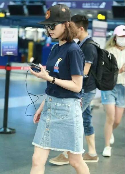 刘诗诗身穿针织衫配彩条纹阔腿裤,刘诗诗白衬衫搭刺绣裙造型清爽