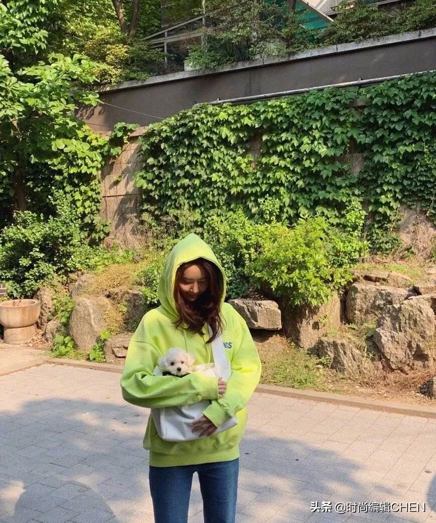 林允儿穿西装散步,林允儿荧光绿色毛衣穿出了奶粉味