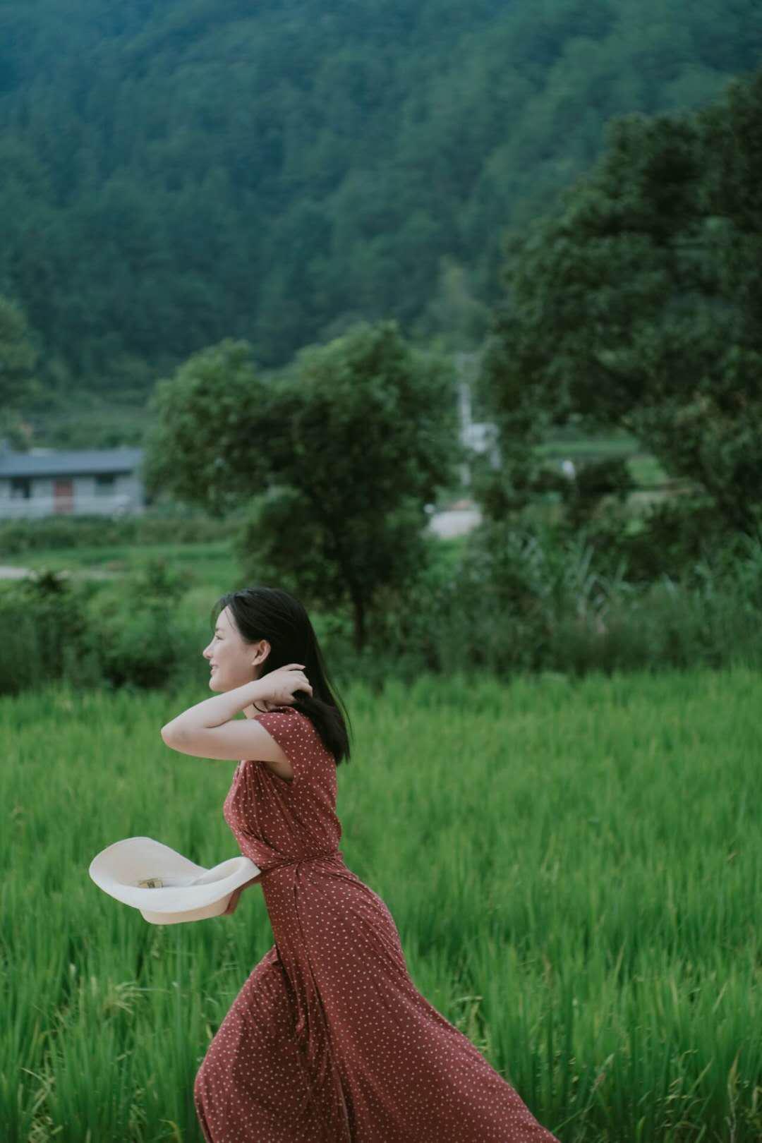 还记得南笙吗？往娱乐圈发展的她，也开始穿起“泫雅风”了