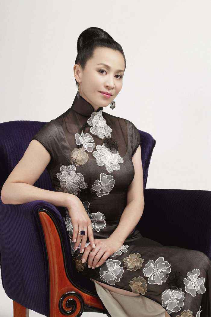 刘嘉玲曝梁朝伟证件照 (刘嘉玲公开照片)