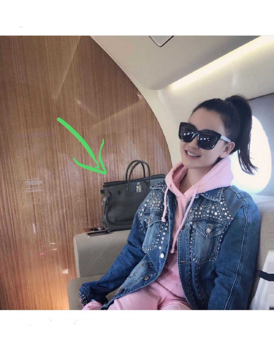 陈昱霖坐私人飞机，衣着时尚高级，陈妈妈回应：都是几百元的假货