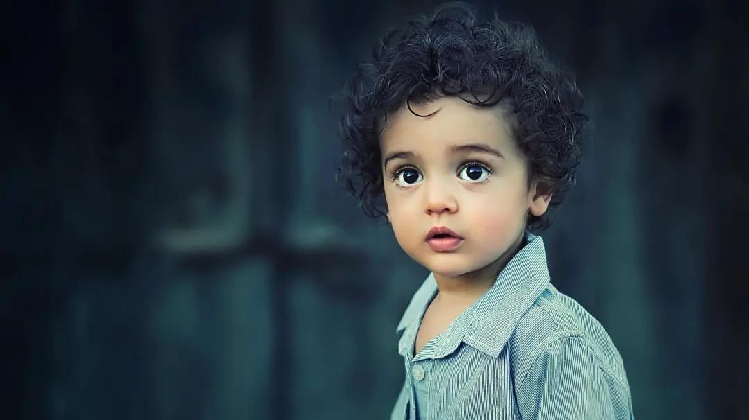 小孩总是憋尿是什么问题,小孩老是憋尿该怎么教导