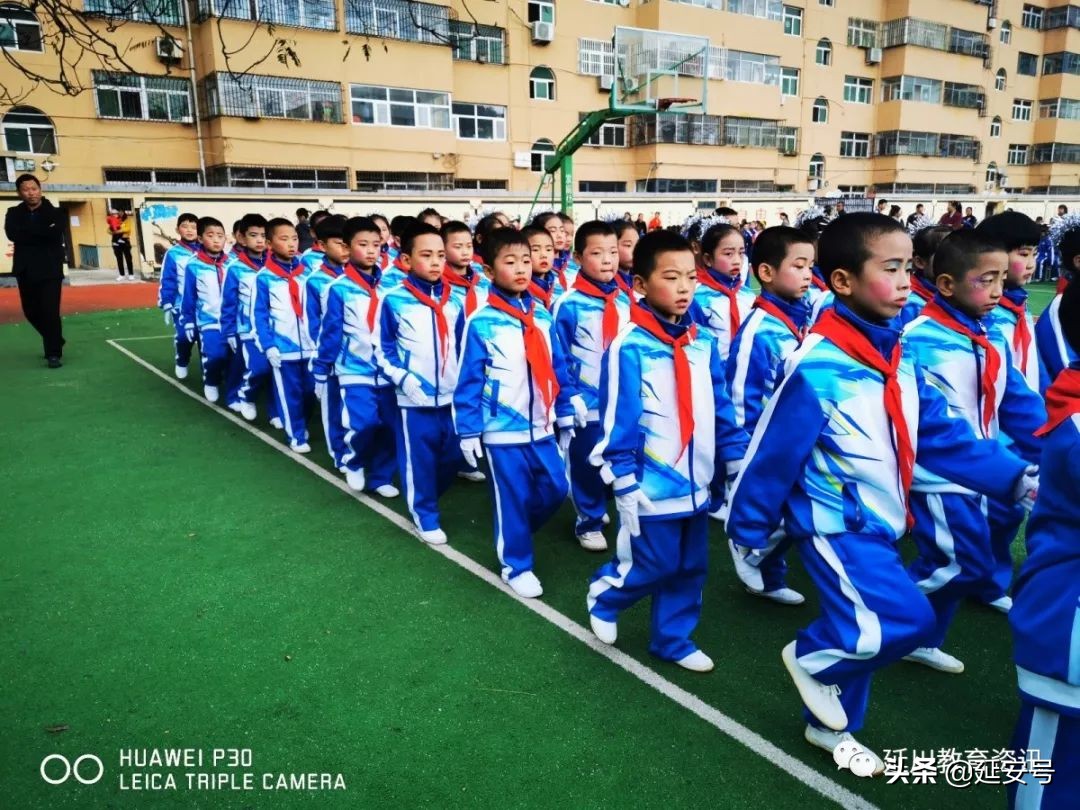 寒意袭人，红小娃却把口号声喊得震天响！