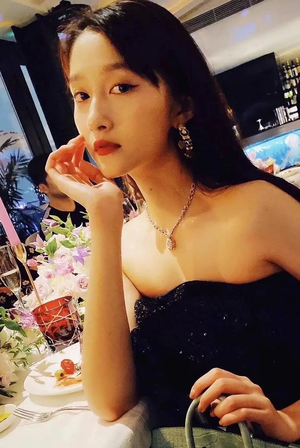 关晓彤宝格丽粉色,关晓彤的奢侈品大全