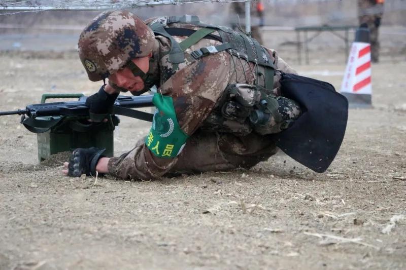 少尉服役8年是什么军衔,少尉新疆军区三等功