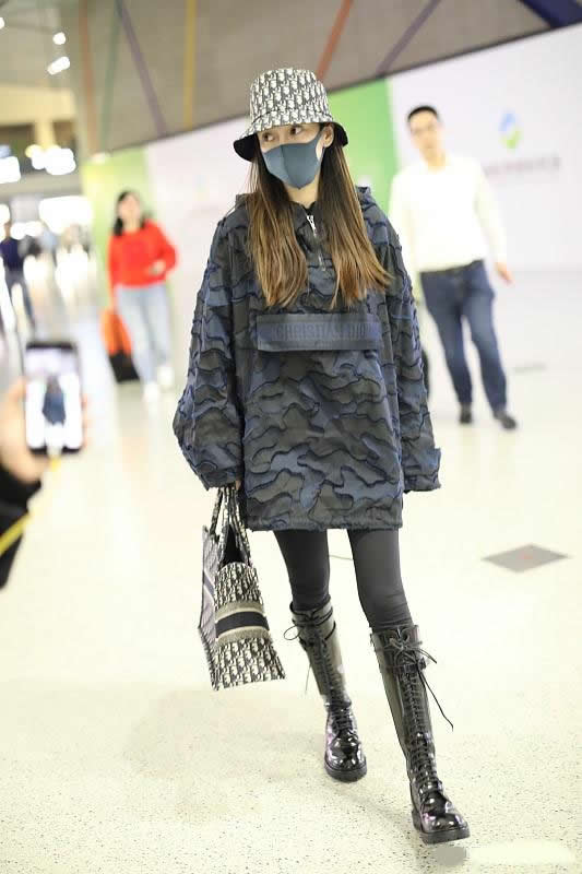 杨颖同款羽绒服穿搭,杨颖同款红色短裤羽绒服上衣