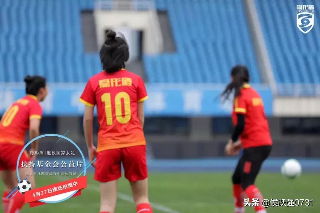 别忘了,曾经的你也饱含热泪为她们高歌铿锵玫瑰……