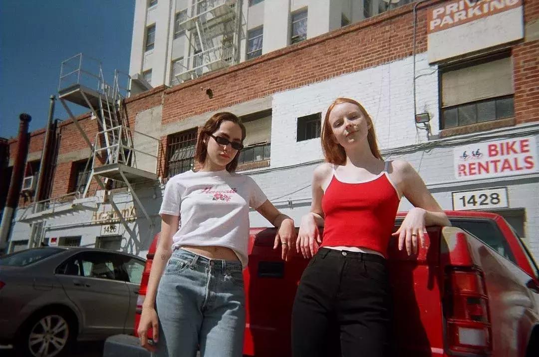 瘦小个穿什么裤子好看,瘦小个子穿什么版型的服装