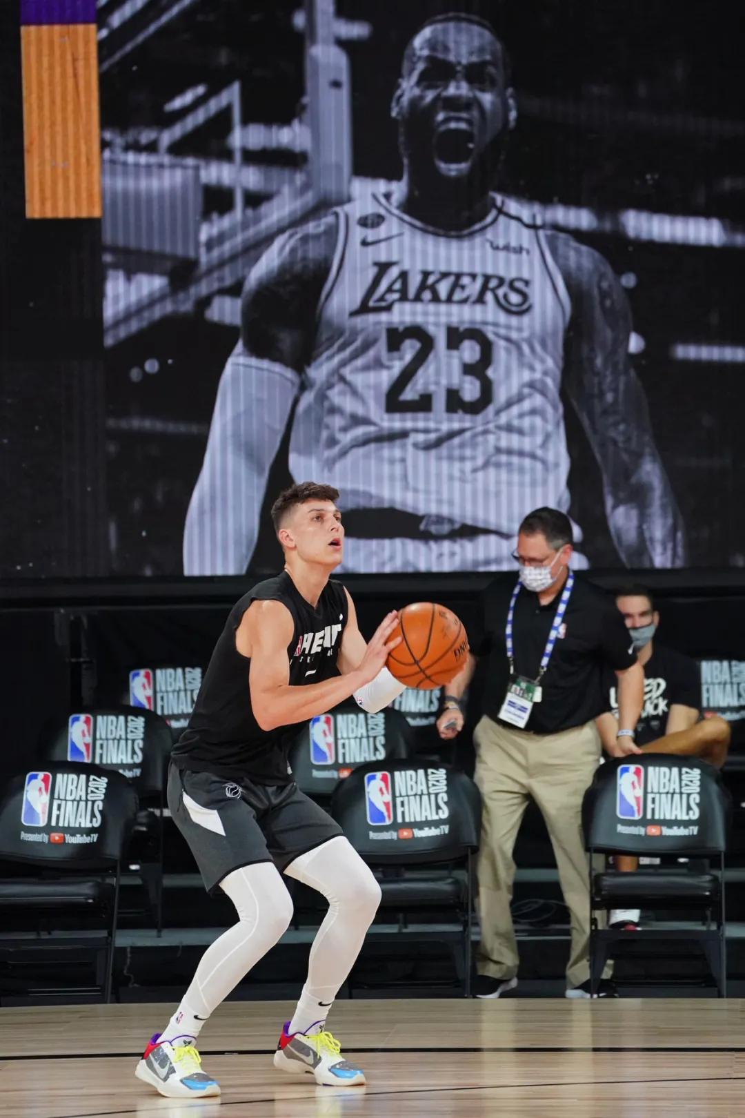 nba球员上脚雄鹿队球鞋科比很帅,nba球星上脚球鞋塔克