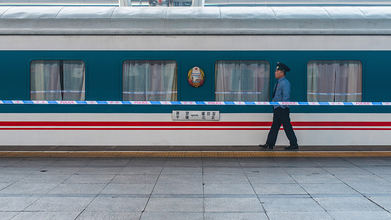 直击:停靠在北京站的朝鲜列车