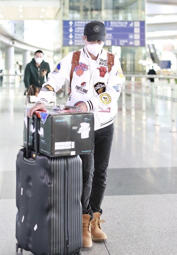 韩庚幸福肥太明显，穿棒球服搭牛仔裤低调复工，难掩健硕身材