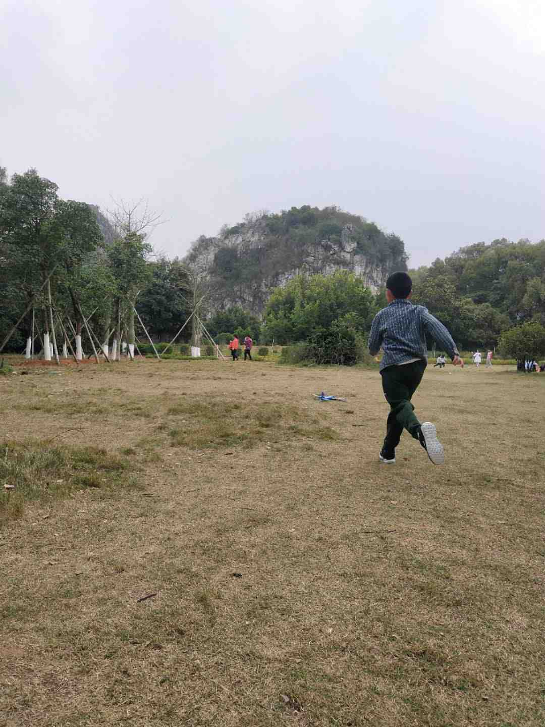 情知不久须相见，一日甚三秋，愁来不自由。‖马坝人遗址公园