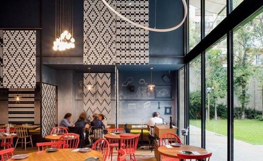 c罗捐300万美金建足球场,c罗投资一个亿到中国