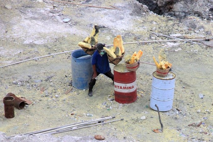 沐浴硫磺，追寻蓝火——印尼宜珍火山