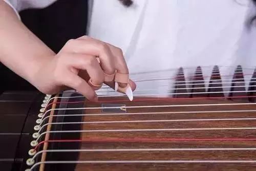 古筝基础入门必学摇指的弹奏方式,古筝摇指时的手背是平的还是斜的