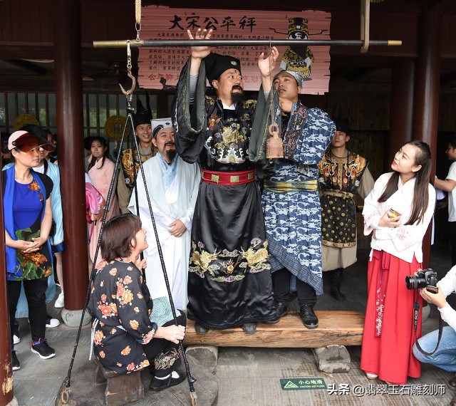 结婚三金选择黄金还是彩金,结婚金首饰怎么挑选