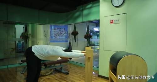 香蕉倒立如何转成完美直体倒立,倒立时腰无力怎么回事