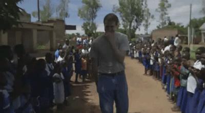 用零花钱给非洲挖了1000多口井，只因孩子的眼泪是那里最干净的水