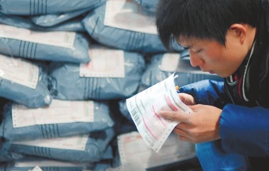 快递小哥怎样才能月入一万,快递小哥每天干14小时月薪1万