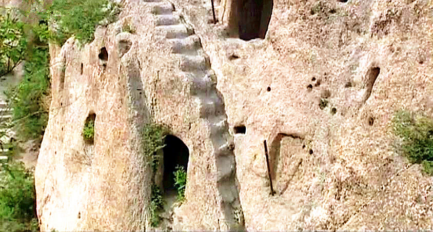 小水塘下藏着巨大山洞,水塘抽干水后专家竟然发现宫殿