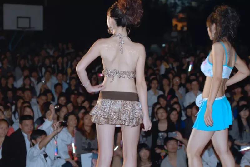 他用20年,拍下了流水线上的一代“打工人”