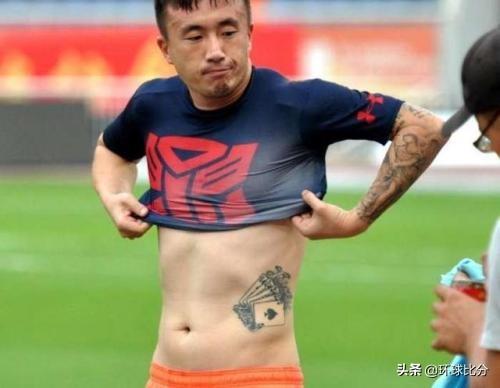 女足脱衣庆祝,女足晒腹肌男足躺枪