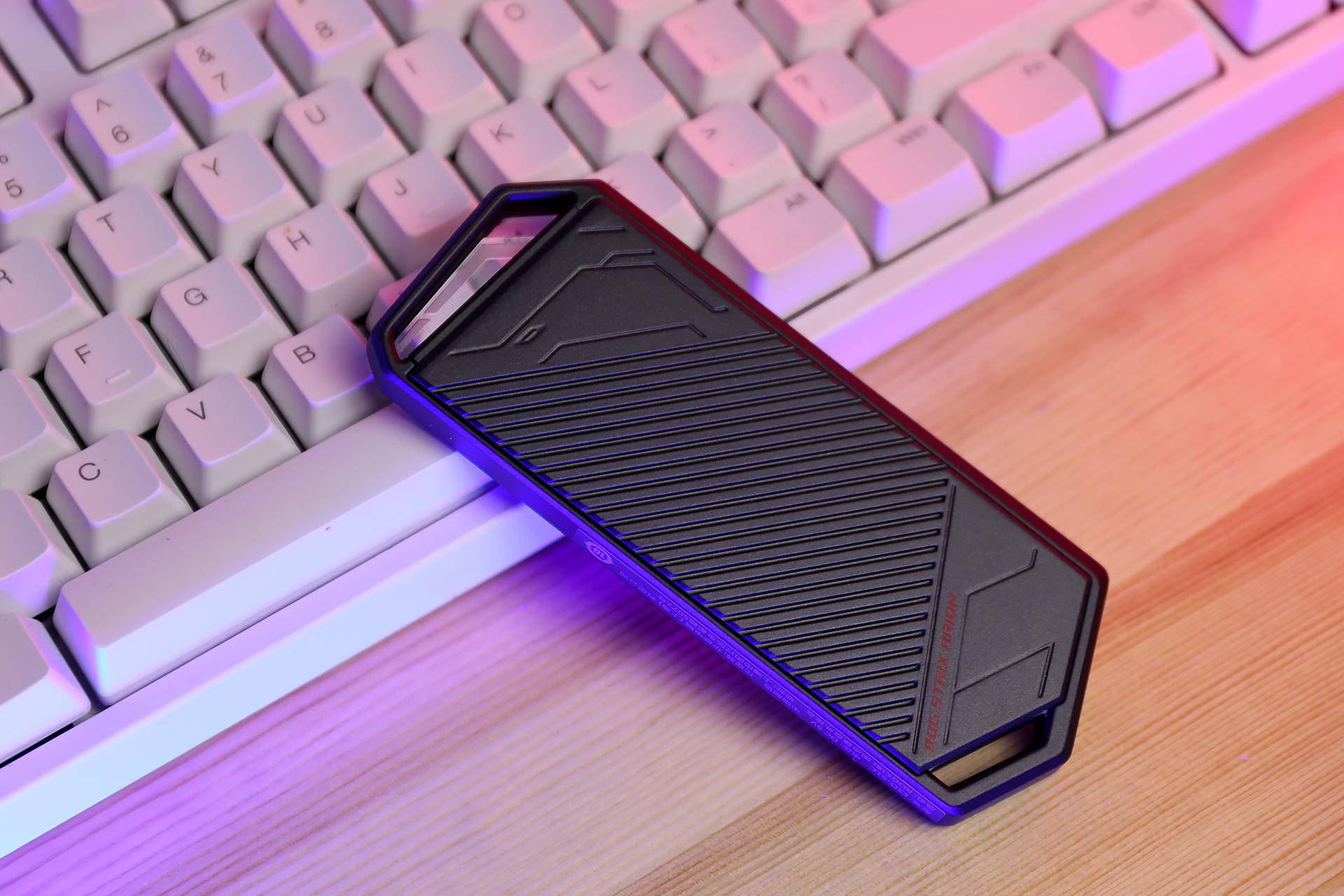 既要高速也要炫酷，ROGSTRIXARION固态硬盘盒评测