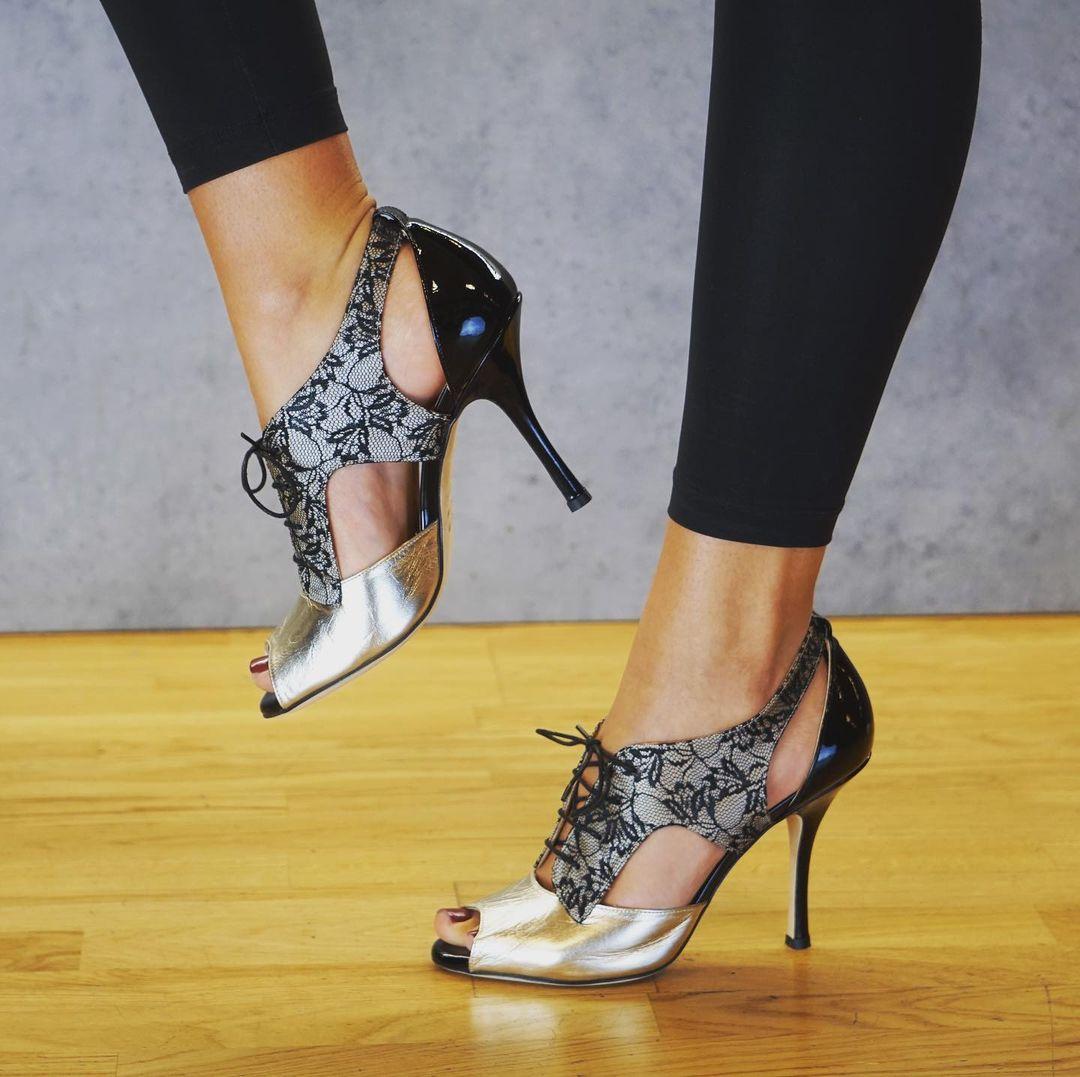 经典奢侈高跟鞋品牌有哪些,时尚界的宠儿高跟鞋的演变史