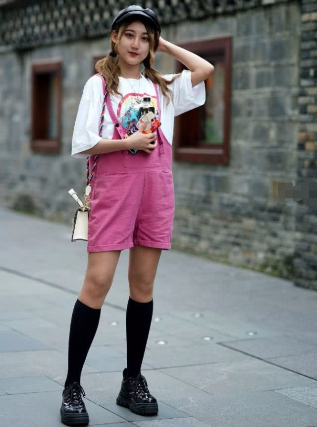 今年流行紧身裤配长袜子吗,00后穿不穿牛仔裤