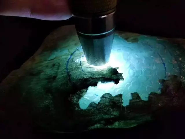 买千万翡翠原石看货继续开窗,开窗阳绿的翡翠原石能否时来运转