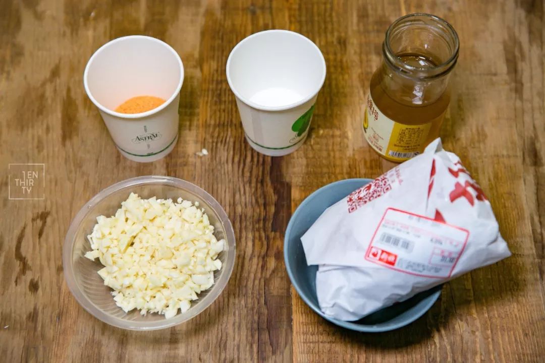 趁着午休两小时，他们在天台上组了个jió盆烤肉趴