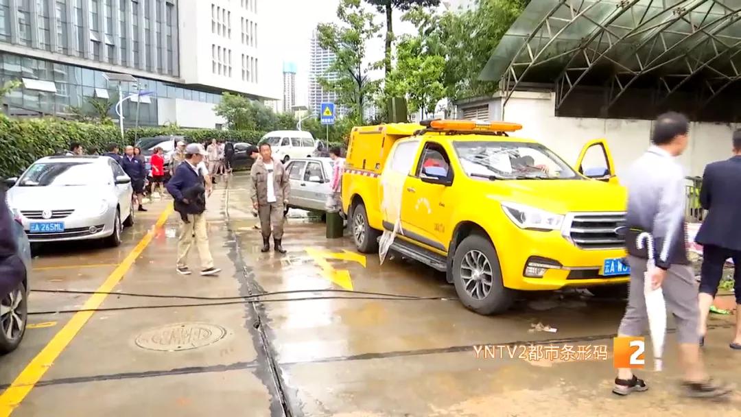 约200辆车泡了一整天,路上淤泥堆积难以通行,西市区为何淹积水那么严重?