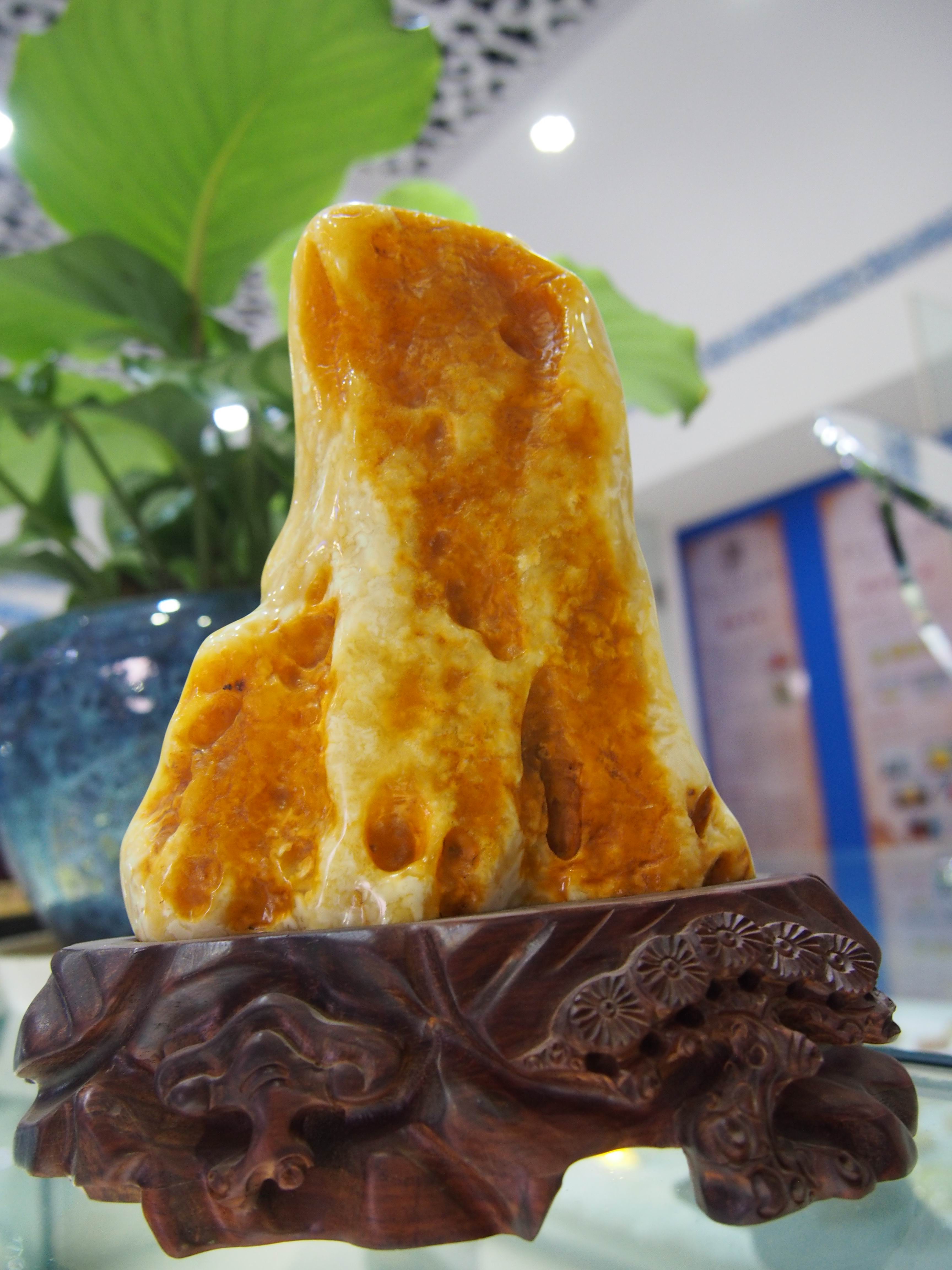 琥珀和蜜蜡是怎么辨别真假的,真假琥珀蜜蜡的鉴别最简单