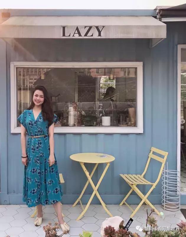 她们穿的连衣裙,她们穿的花裙子