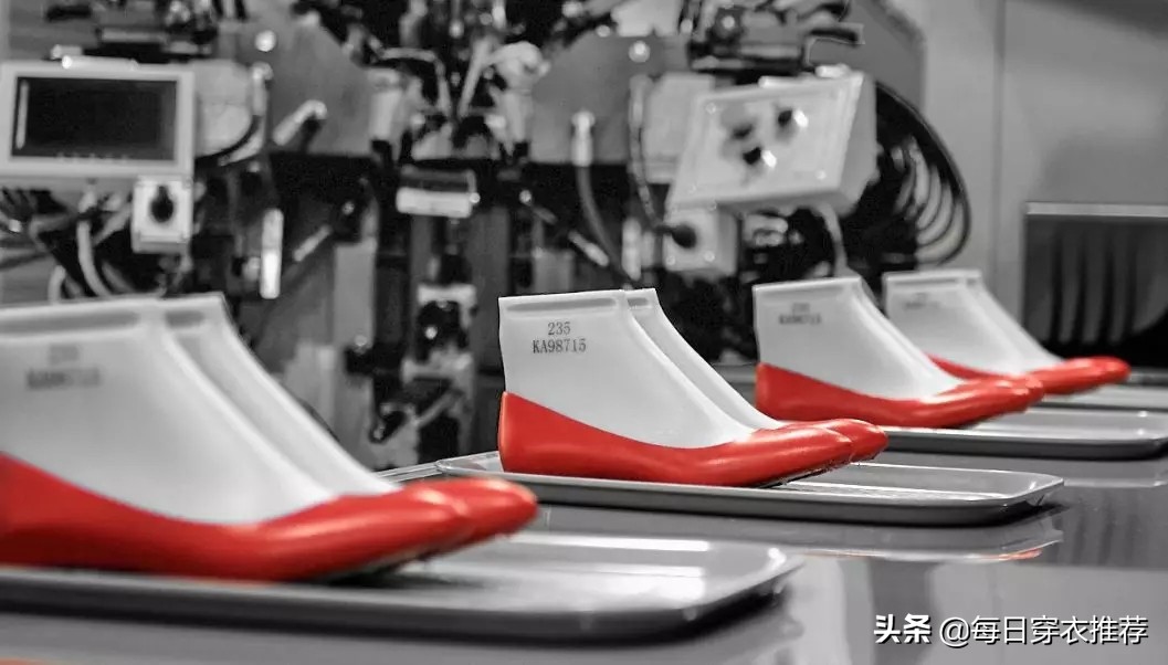 鞋子硬还卡脚？挑选时这几点很重要，穿着舒适时尚还高级