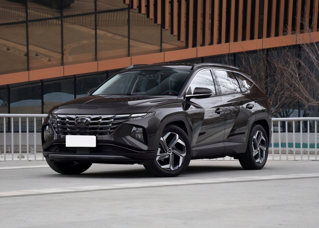 试驾途胜l1.5t8at白色,23款途胜1.5t+8at驾驶感受